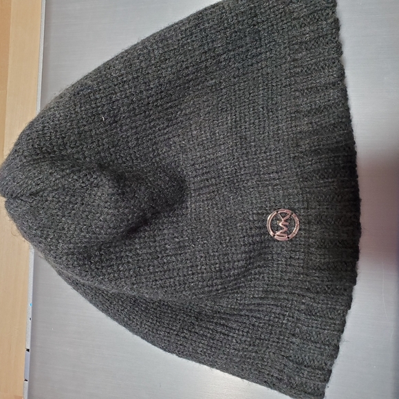 Michael Kors Grey beanie. - Picture 2 of 4